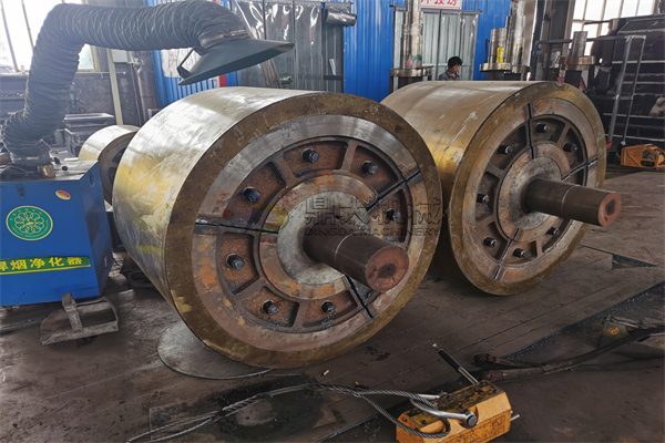 對輥制砂機輥皮采用高鉻錳鋼材耐磨耐腐蝕